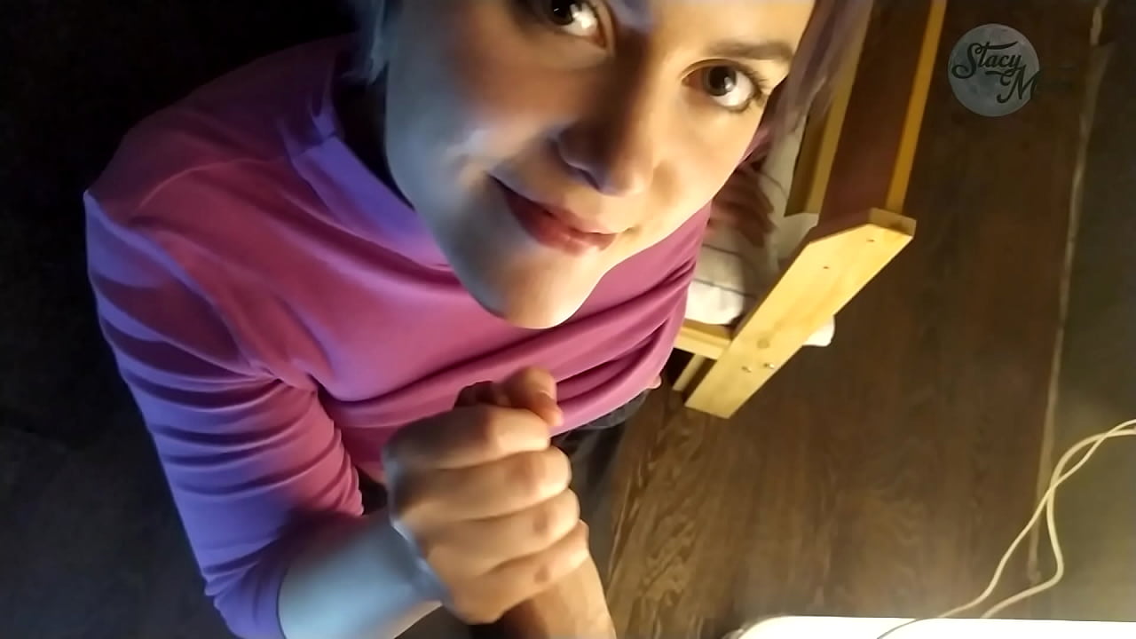 Porn tí tipiciúil na Rúise le plota dick agus gulp maith domhain