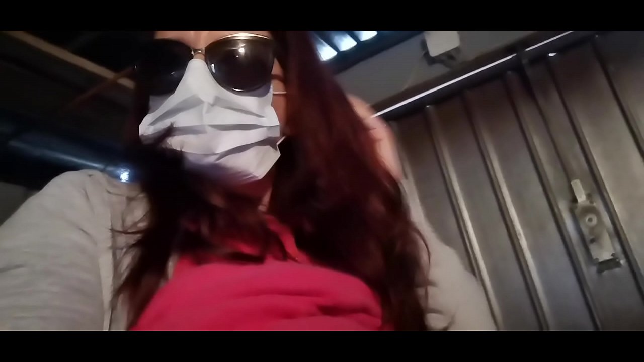 Faigheann Nicoletta díoltas ar a comharsa agus pees ina gharáiste (Coraintín Iodálach Speisialta Covid19)